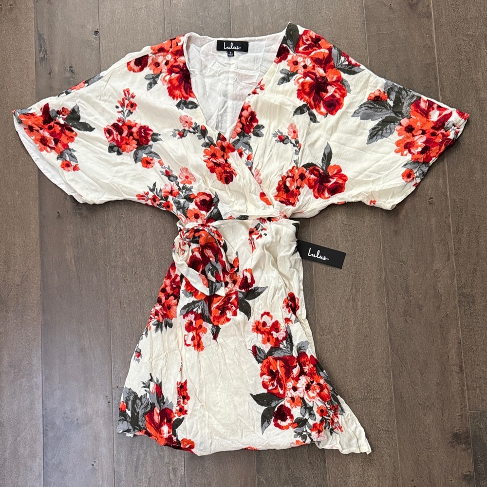 NWT Lulus White Red Floral Wrap Mini Dress Size S - Picture 2 of 5